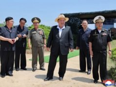 Kim dari Korea Utara menyaksikan uji coba senjata kapal perusak angkatan laut Kang Kon