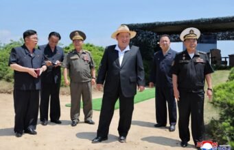 Kim dari Korea Utara menyaksikan uji coba senjata kapal perusak angkatan laut Kang Kon