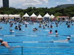 Kolam Sungai Han di Seoul dibuka untuk berenang malam hari saat banyak orang berbondong-bondong