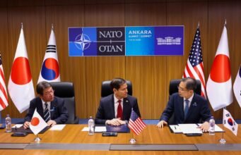 Korea Selatan, Amerika Serikat dan Jepang menegaskan kembali komitmen terhadap denuklirisasi Korea Utara, dan berjanji untuk memperkuat hubungan keamanan ekonomi