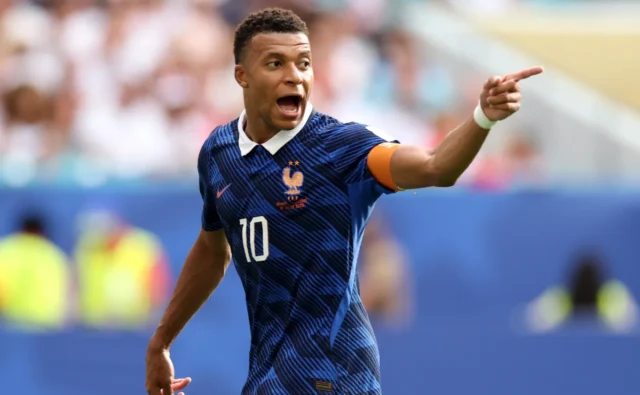 Kylian Mbappe melampaui Lionel Messi sebagai pencetak gol terbanyak Piala