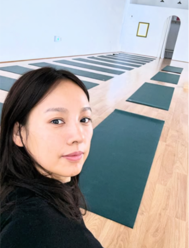 Lee Hyori meminta maaf setahun setelah membuka studio yoga, dan