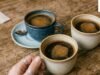 Lima cangkir kopi sehari mungkin aman bagi kebanyakan orang dewasa, menurut American Heart Association