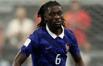 Manchester United menyetujui persyaratan pribadi dengan Manu Koné saat Roma menunggu tawaran pertama