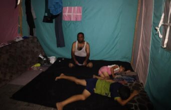 Mandi air panas, air mengalir, lampu: di pengasingan, semua orang membawa saya kembali ke Gaza