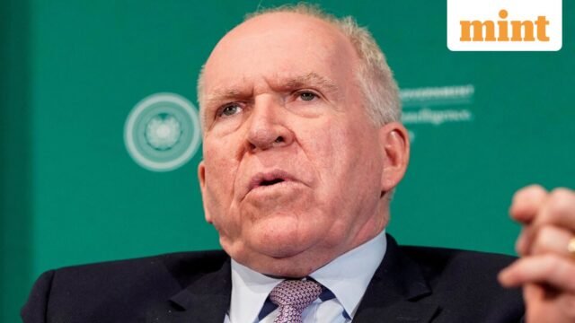 Mantan Direktur CIA John Brennan menggugat admin Trump karena menyimpan