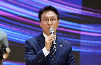 Mantan Perdana Menteri mengumumkan pencalonannya sebagai pemimpin partai yang berkuasa