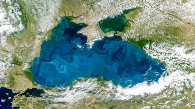 NASA menangkap Laut Hitam yang berubah warna menjadi biru kehijauan