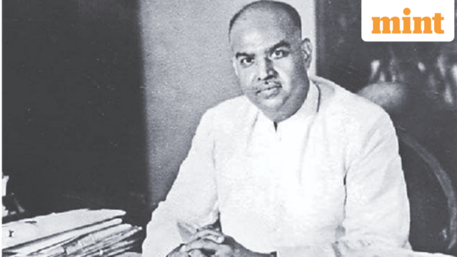PM Modi memberikan penghormatan kepada Syama Prasad Mookerjee pada hari