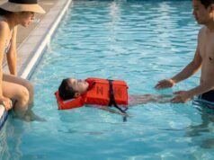 Panduan Keamanan Air untuk Anak-Anak: Berenang Bertahan Hidup, Jaket Pelampung, Pengawasan Konstan