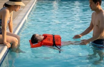 Panduan Keamanan Air untuk Anak-Anak: Berenang Bertahan Hidup, Jaket Pelampung, Pengawasan Konstan