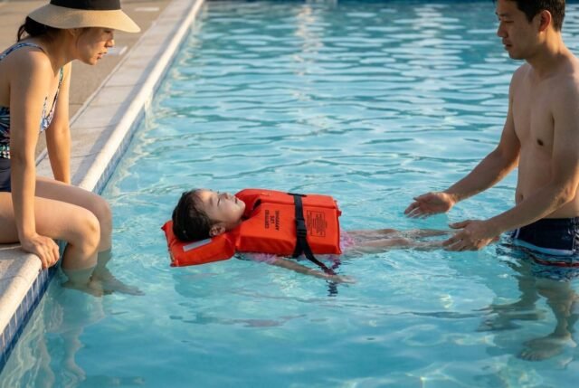 Panduan Keamanan Air untuk Anak-Anak: Berenang Bertahan Hidup, Jaket Pelampung,