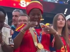 Pemain sayap Spanyol Nico Williams mempersembahkan medali pemenang Piala Dunia kepada ibunya (Video)