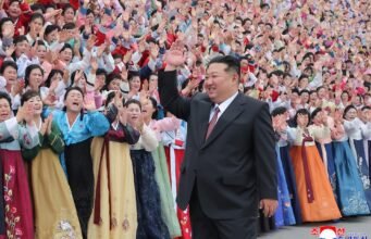 Pemimpin Korea Utara mengadakan sesi foto bersama anggota serikat perempuan dan tentara unit konstruksi