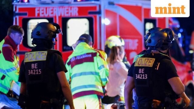 Polisi Berlin menghentikan parade kebanggaan LGBTQ setelah mobil menabrak kerumunan,