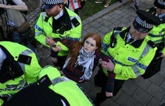 Polisi menangkap 14 aktivis selama protes London yang menandai larangan Aksi Palestina