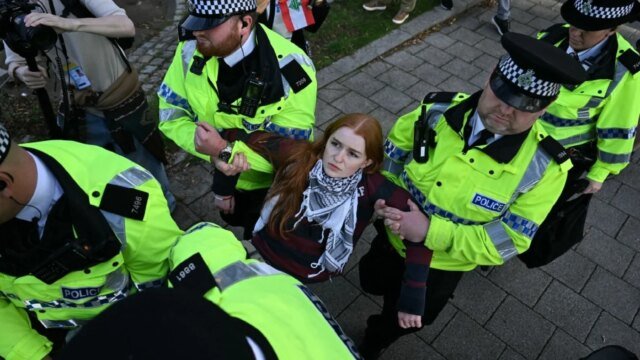 Polisi menangkap 14 aktivis selama protes London yang menandai larangan