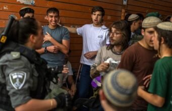 Remaja Israel terancam skorsing setelah ada seruan untuk menolak dinas militer