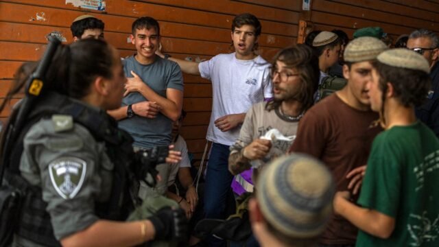 Remaja Israel terancam skorsing setelah ada seruan untuk menolak dinas