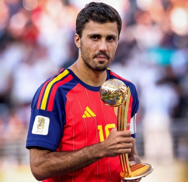 Rodri memenangkan Bola Emas untuk pemain terbaik Piala Dunia FIFA
