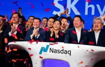 SK hynix naik hampir 13% pada debutnya di Wall Street karena permintaan chip memori melonjak di tengah hiruk pikuk AI