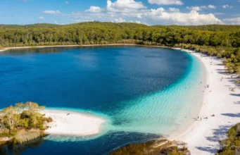 Sebuah misteri kuno di K’gari sebagai pulau pasir terbesar di dunia danau mengering saat musim hujan