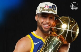 Stephen Curry menjadi pemain aktif NBA pertama yang dilantik ke dalam Hall of Fame