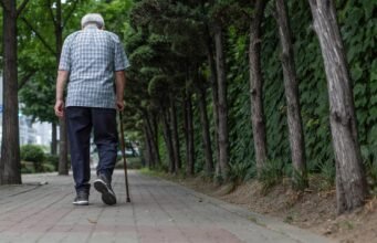 Tingkat kemiskinan lansia turun di bawah 40 persen untuk pertama kalinya, namun tetap menjadi yang tertinggi di OECD