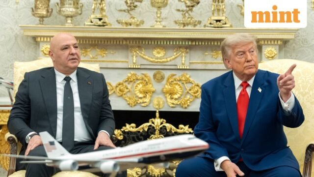 Trump memperingatkan AS akan menyerang Gunung Beliung Iran 'segera' di