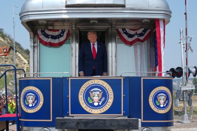 Trump memuji eksepsionalisme Amerika sebelum melontarkan pidato politik yang suram