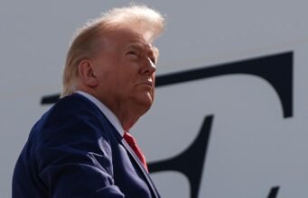 Trump mengancam akan mengebom jembatan dan pembangkit listrik Iran jika Teheran menembaki kapal di Selat Hormuz
