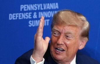 Trump mengatakan AS akan mengandalkan Korea Selatan dan perusahaan lain untuk melakukan kerja sama pembuatan kapal guna memperkuat angkatan laut